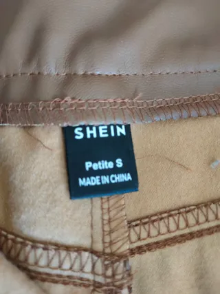 Pantalones efecto piel marrones mujer