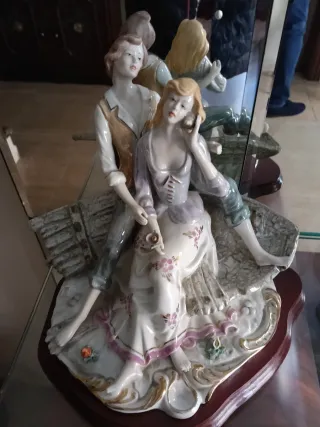 Figura de porcelana pareja romántica