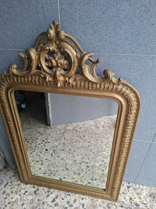 Espejo antiguo dorado con marco ornamentado