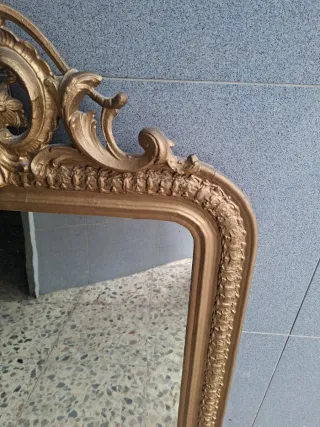 Espejo antiguo dorado con marco ornamentado