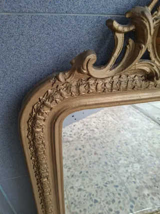 Espejo antiguo dorado con marco ornamentado