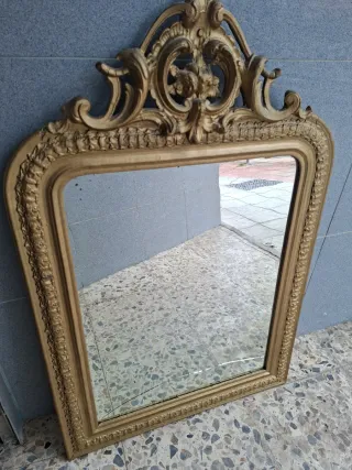 Espejo antiguo dorado con marco ornamentado