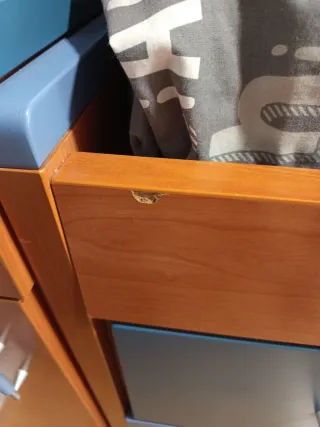 Habitación juvenil completa y baúl/arcón de mimbre