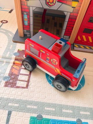Parque de bomberos Hape con helicóptero y camión