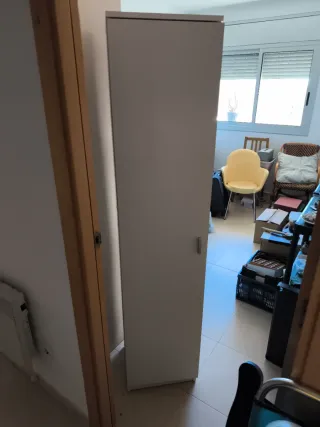 Armario blanco estrecho