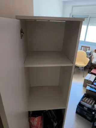 Armario blanco estrecho