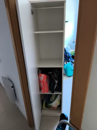 Armario blanco estrecho