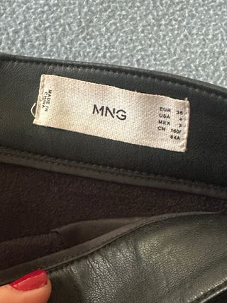 Falda de cuero negra