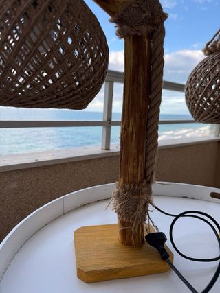 Lámparas de mesa rústicas de madera y yute