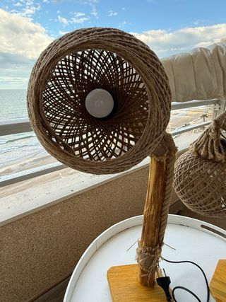 Lámparas de mesa rústicas de madera y yute