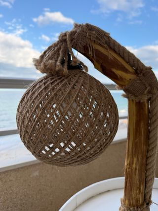 Lámparas de mesa rústicas de madera y yute