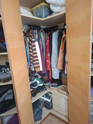 Armario esquinero y cómoda de madera