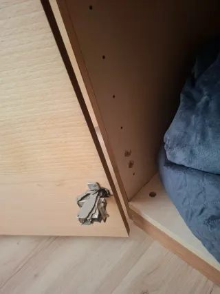 Armario esquinero y cómoda de madera