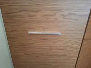 Armario esquinero y cómoda de madera