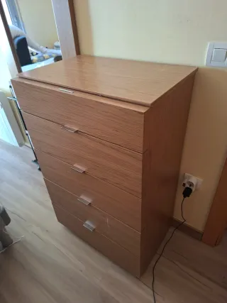 Armario esquinero y cómoda de madera