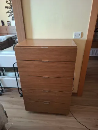 Armario esquinero y cómoda de madera