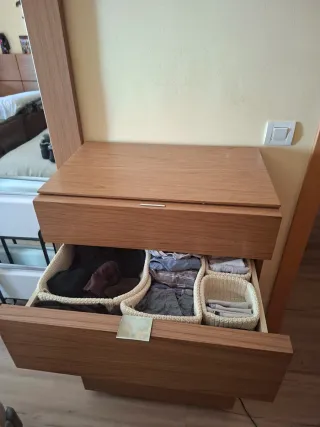 Armario esquinero y cómoda de madera