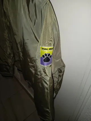 Cazadora bomber Kelme verde y rosa Talla S