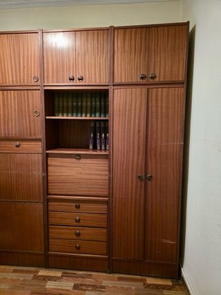 Mueble de madera natural