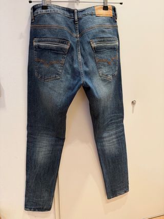 Pantalón vaquero Guess desgastado