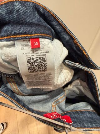 Pantalón vaquero Guess desgastado