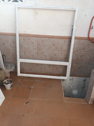 Ventana de aluminio blanca en Mallorca.