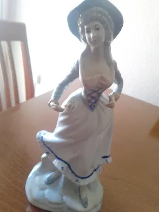 Figura de porcelana mujer con sombrero