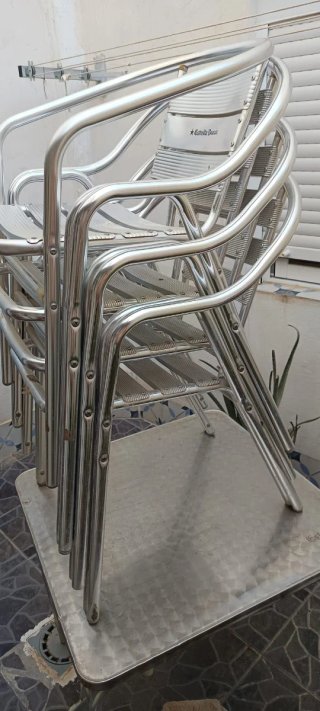 Mesa y sillas de jardín