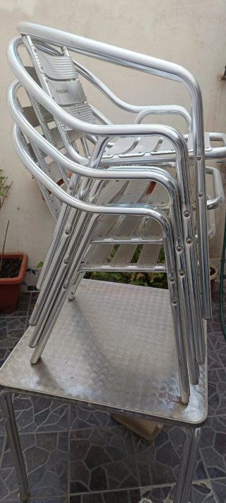 Mesa y sillas de jardín