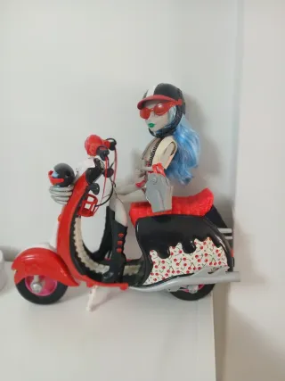 Ghoulia Yelps con moto Monster High