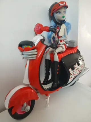 Ghoulia Yelps con moto Monster High