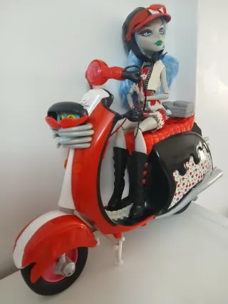 Ghoulia Yelps con moto Monster High