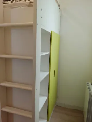 Cama alta IKEA con escritorio blanco
