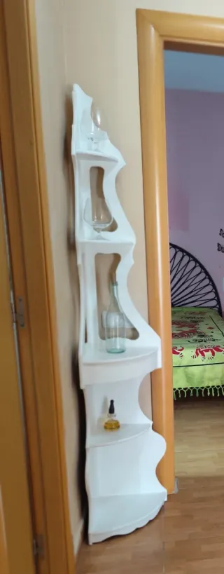 Rinconera blanca de madera