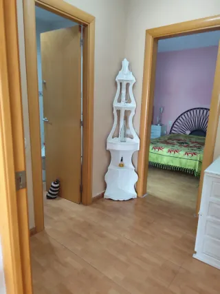 Rinconera blanca de madera