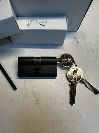 Bombín puerta negro con llaves y tornillo 30 x 30