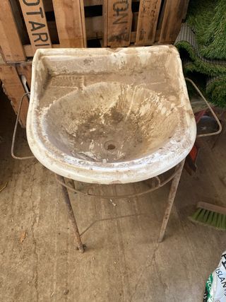 Lavabo antiguo de cerámica y metal