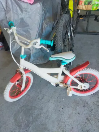 Bicicleta infantil blanca y roja