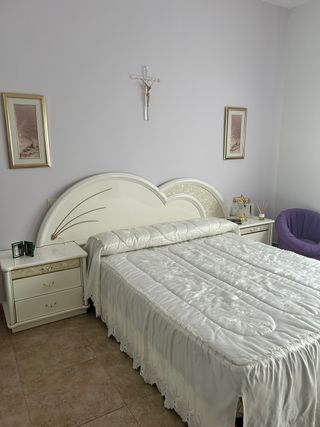Dormitorio completo con cama de matrimonio