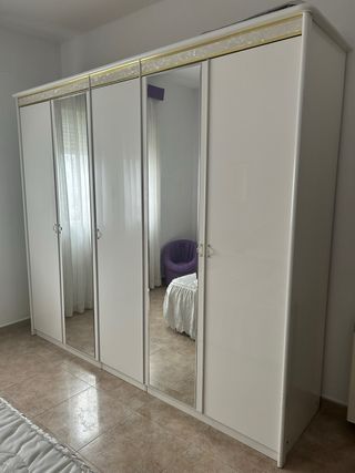 Dormitorio completo con cama de matrimonio