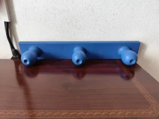 Colgador madera 3 pomos azul eléctrico.