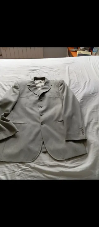 Traje de caballero gris como nuevo