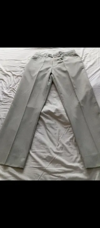 Traje de caballero gris como nuevo