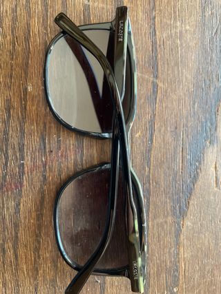 Gafas de sol Lacoste negras y marrones