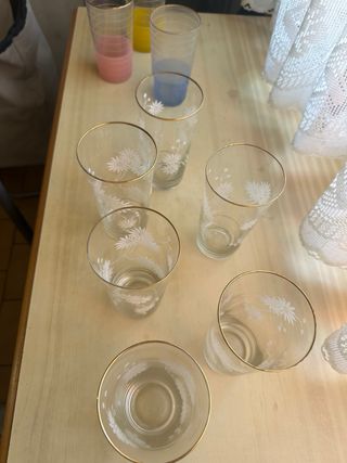 Set di bicchieri antichi con bordo dorato e fiori