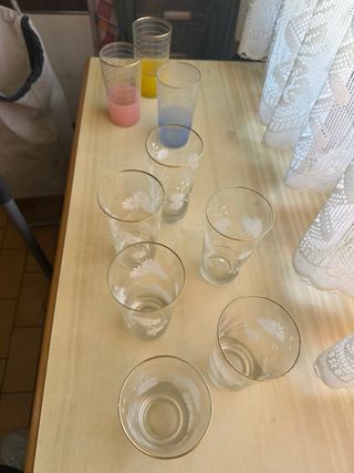 Set di bicchieri antichi con bordo dorato e fiori