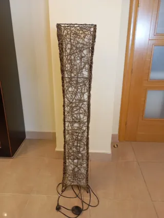 Lámpara de pie de mimbre y tela