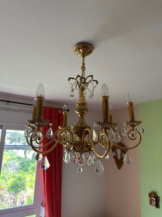 Lámpara de araña dorada con cristales