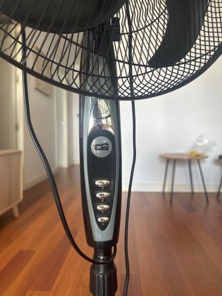 Ventilador de pie negro