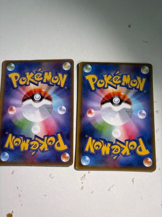 Cartas Pokémon Cinderace V y Charizard VMAX